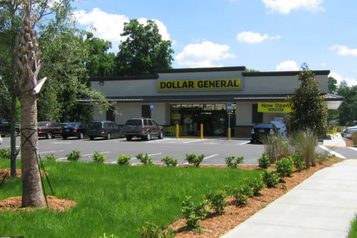 dollar general store exterior and landscaping