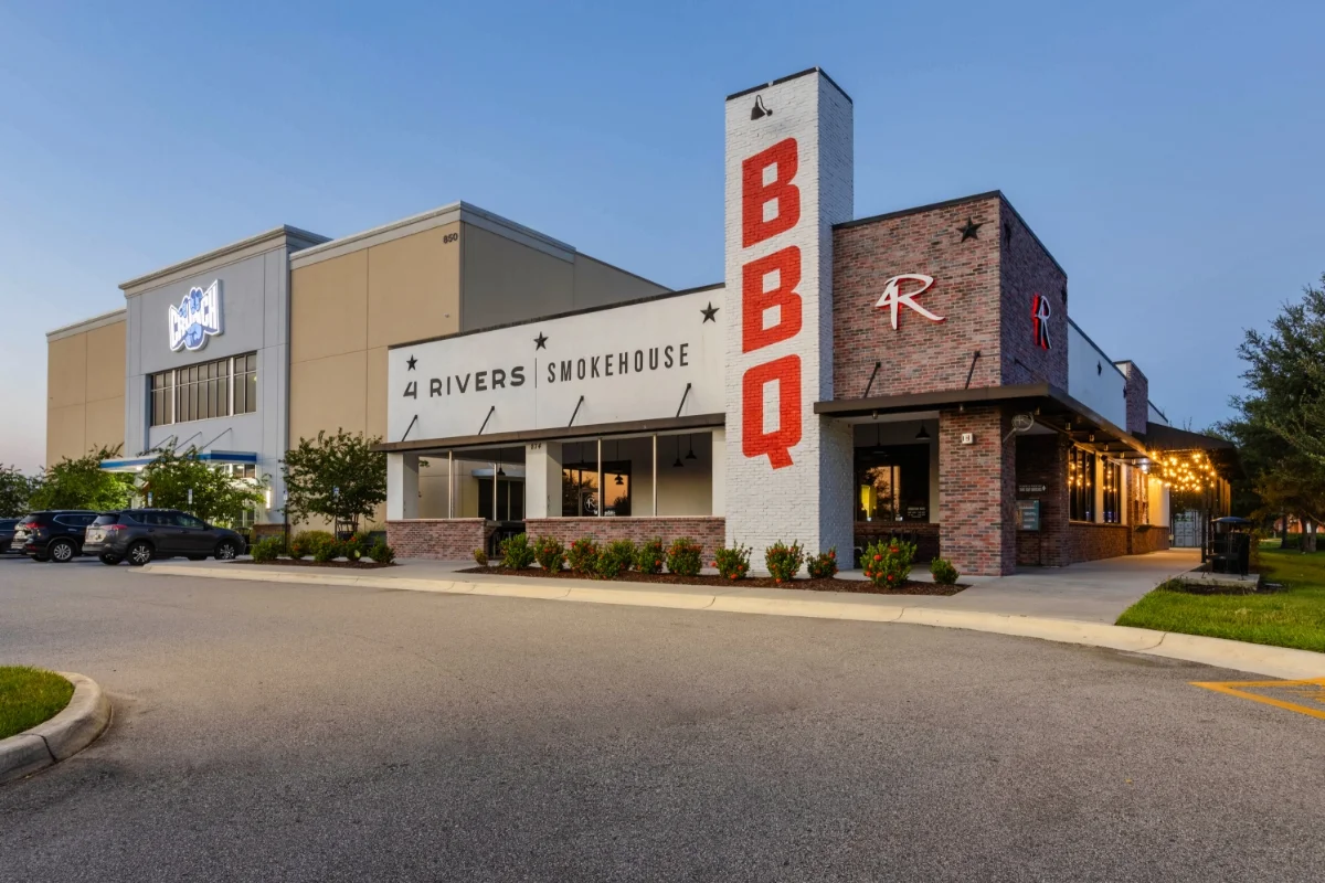 Crunch fitness and 4 Rivers Smokehouse exterior