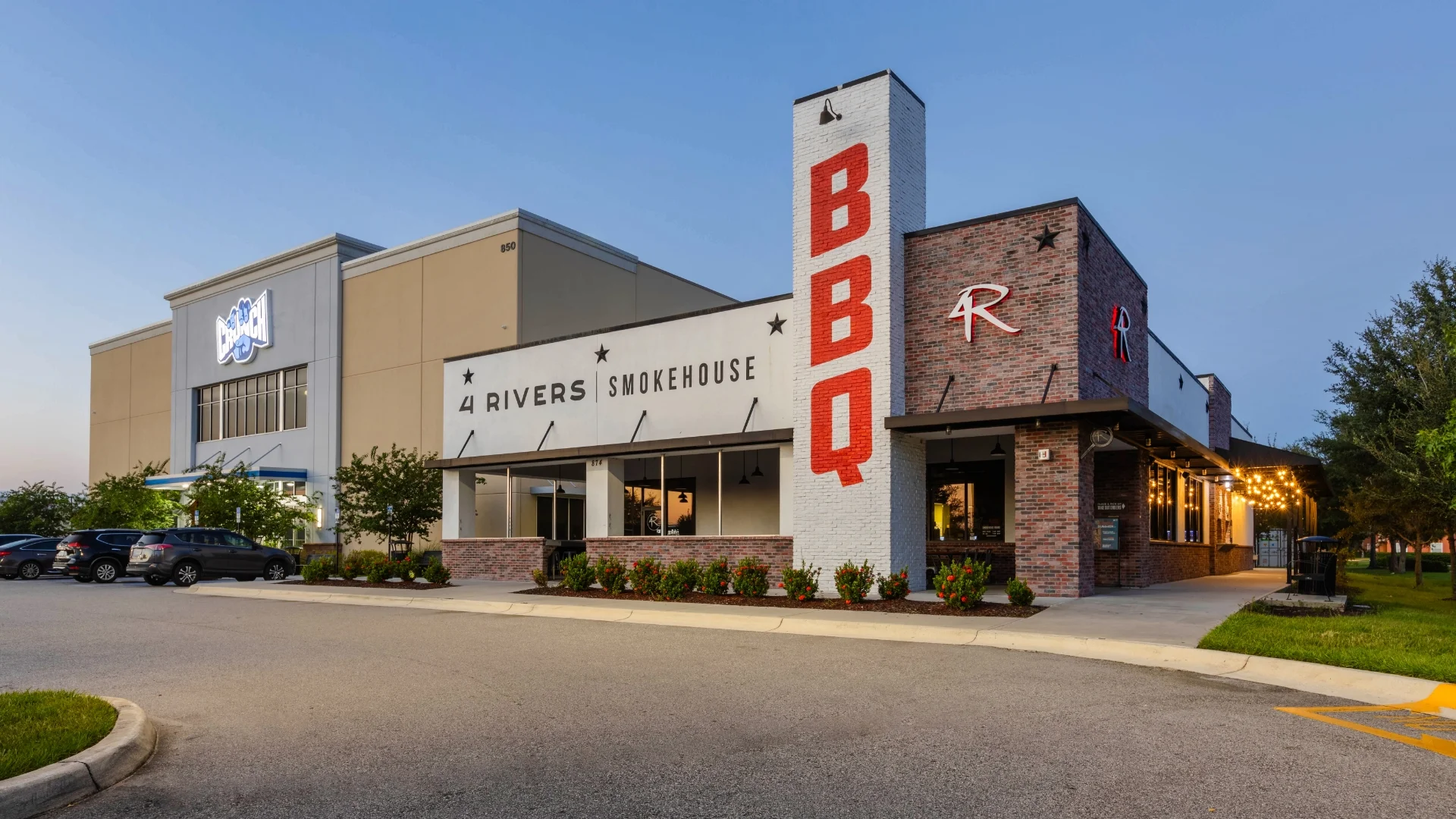 Crunch fitness and 4 Rivers Smokehouse exterior