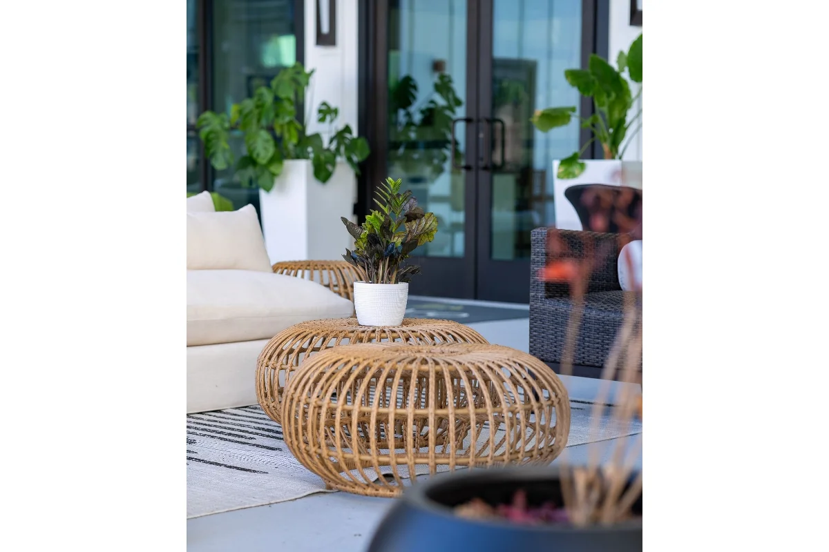 Avian Pointe outdoor sitting area
